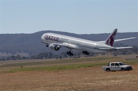 机场大型飞机起飞图片